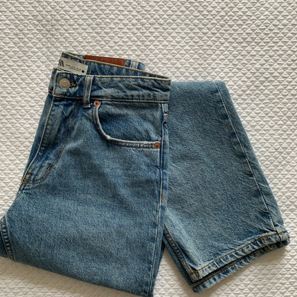 Zara “the midwaist straight” Jean
Never worn - without tags